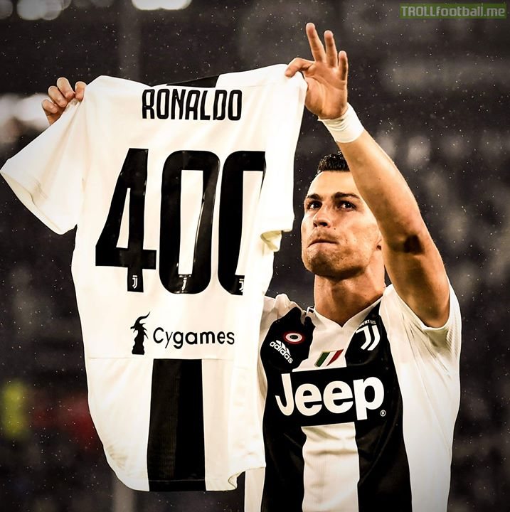 Cristiano Ronaldo showing the shirt 