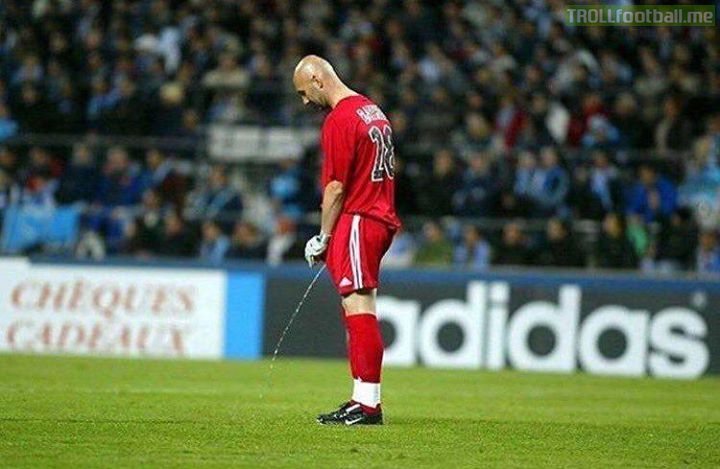 Fabien Barthez is the reason people say goalkeepers are insane 😂