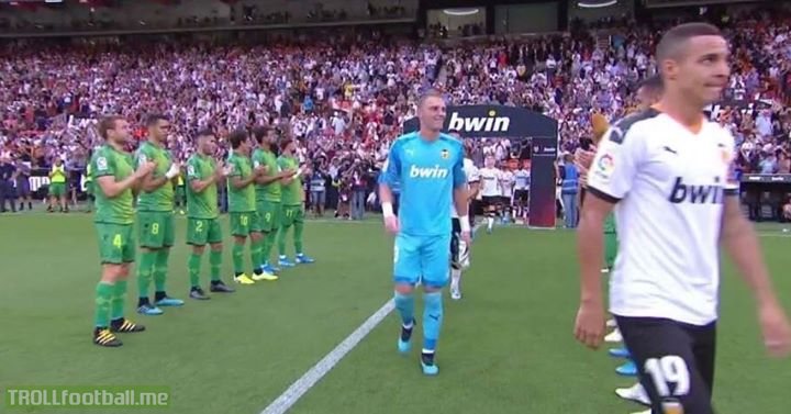 Jasper Cillessen played the Copa del Rey final with Barcelona against Valencia and lost it  Then he moved to Valencia and at the weekend he received a guard of honour and celebrated the trophy that he lost with Barcelona. His face 😂