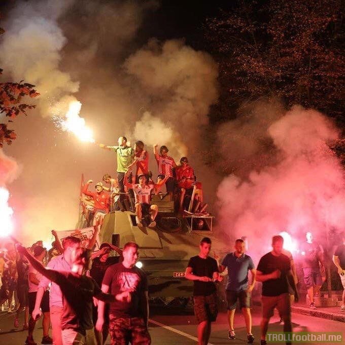 Red Star Belgrade players celebrated qualifying for the Champions League by riding around in an army tank last night.  Mad lads! 😂😂