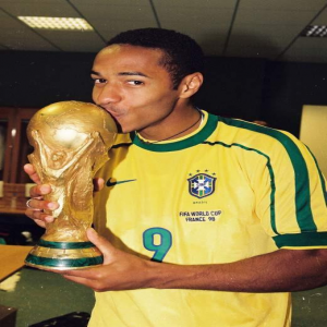 Thierry Henry kissing the World Cup trophy in Ronaldo’s famous number 9