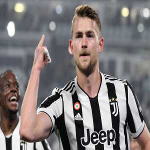 [Fabrizio Romano] Matthijs de Ligt is close to sign a new contract with Juventus. Advanced talks for deal extension until June 2026, negotiations now underway. De Ligt’s now prepared to stay at Juventus - as Chiellini will leave the club in the next few days.