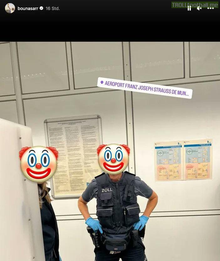 [Bild] Bouna Sarr posted a photo of customs officers at the Munich airport with clown emojis on his Instagram yesterday. Sarr was detained by the customs for two hours upon his return from a weekend in France and had valuables confiscated.