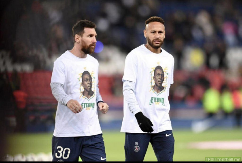 Messi and Neymar wearing Eterno Pelé shirts during warmups before the game vs Angers