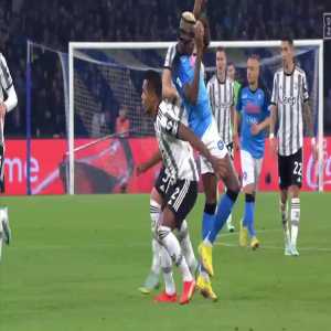 Victor Osimhen tries to shake off Alex Sandro and accidentally uppercuts Locatelli shortly before Chiesa bodyslams a Juve physio 48'