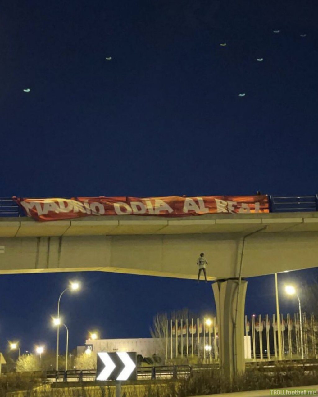 Atlético's Ultras hanged a dummy with Vinicius' name with the message "Madrid hates Real"