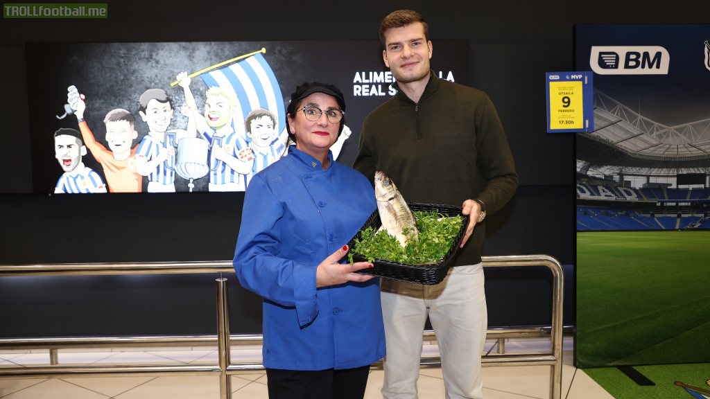 Sorloth getting a fish as Real Sociedad's January MVP prize
